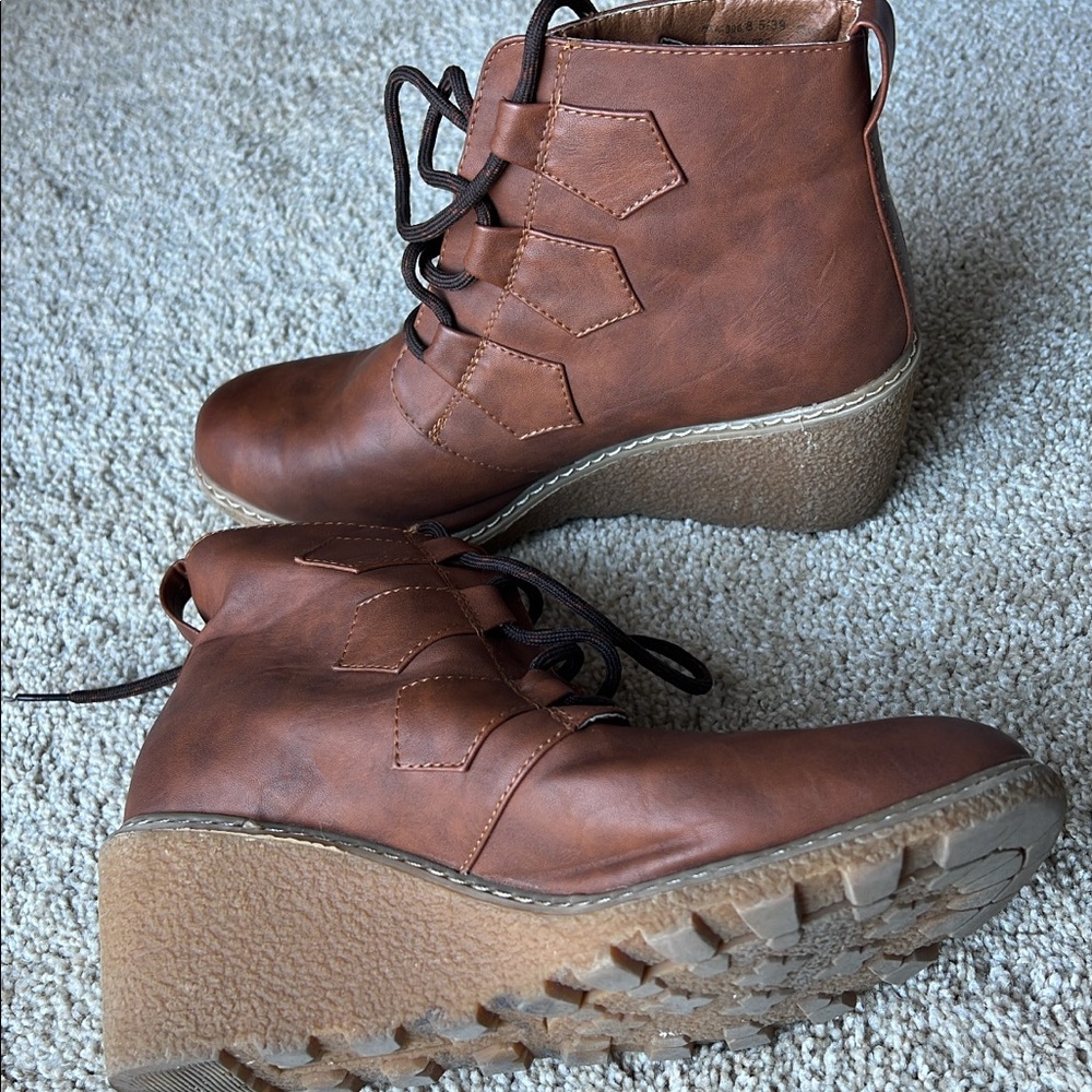 Chinese laundry brand Womens boots size 9.